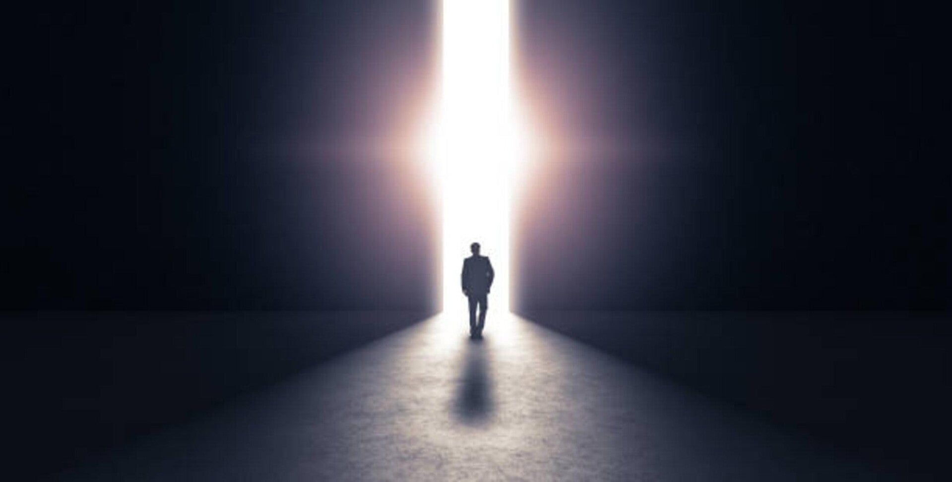 Person steht vor einer Treppe, die durch mehrere sich überlagernde, kopfförmige Durchgänge zu einem hellen Himmel mit Sonne führt, im Kontext mit Jenseitskontakte Jana Lorenz - Podcast.