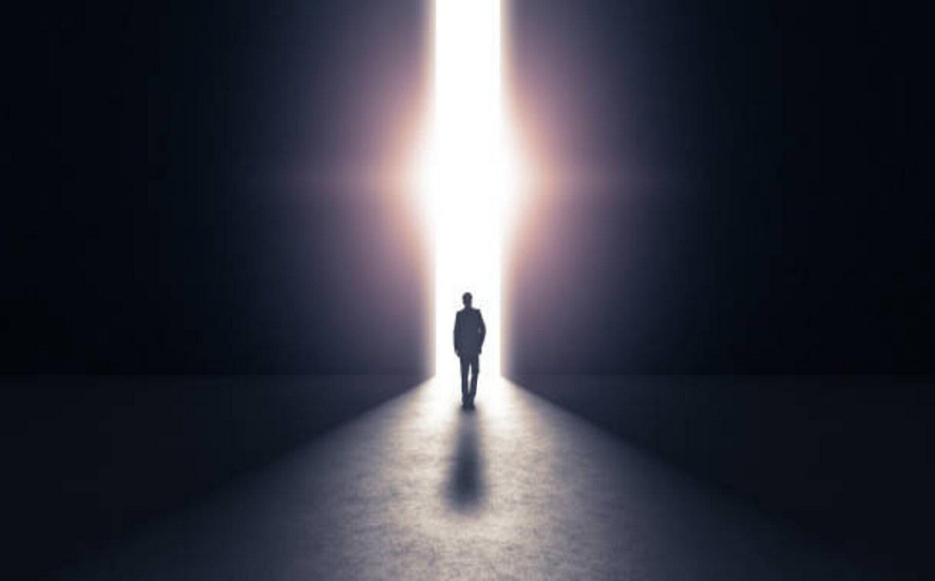 Person steht vor einer Treppe, die durch mehrere sich überlagernde, kopfförmige Durchgänge zu einem hellen Himmel mit Sonne führt, im Kontext mit Jenseitskontakte Jana Lorenz - Podcast.