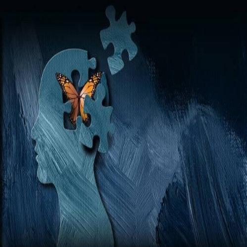 Nahaufnahme eines Schmetterlings, der über eine geöffnete Hand über Wasser fliegt, im Kontext mit Jenseitskontakte Jana Lorenz - Podcast.