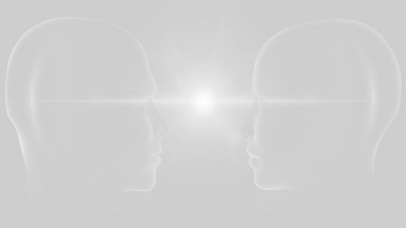 Schwarz-weiße Linienzeichnung zweier sich gegenüberstehender menschlicher Köpfe mit leuchtendem Lichtpunkt zwischen den Stirnen, im Kontext mit Jenseitskontakte Jana Lorenz - Podcast.
