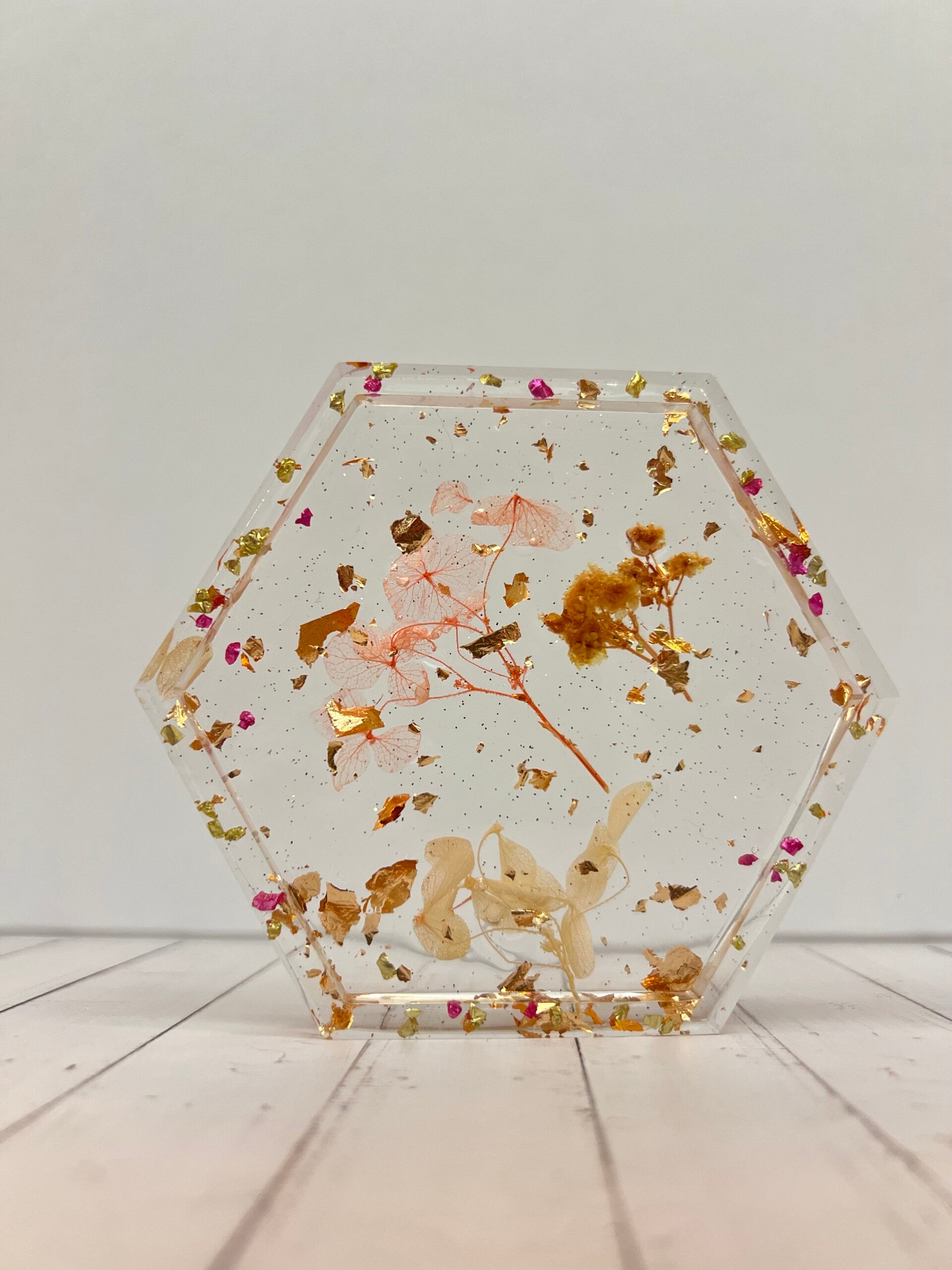 Vide-poche en résine – fleurs séchées, feuilles d’or & pierres roses