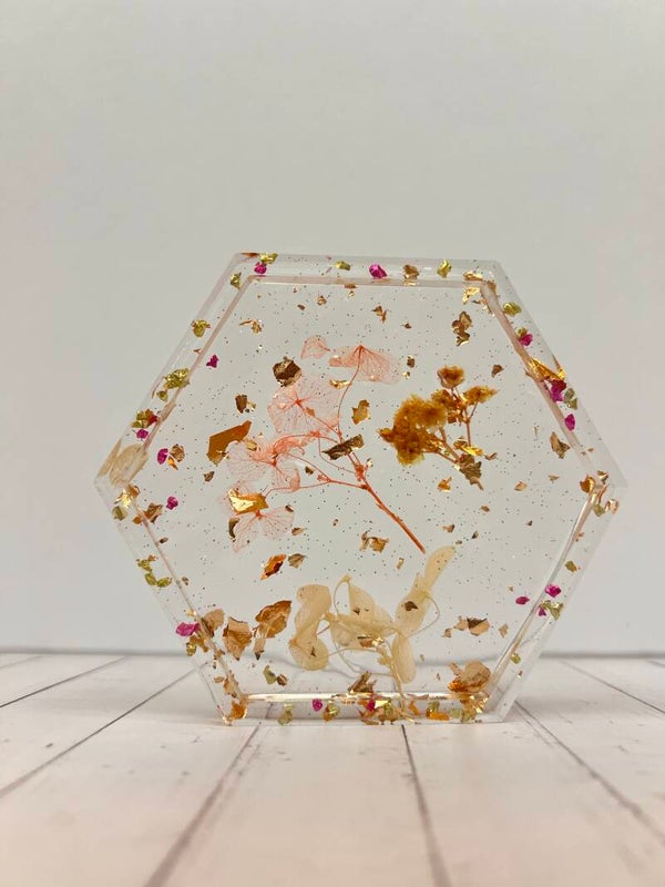 Vide-poche en résine – fleurs séchées, feuilles d’or & pierres roses