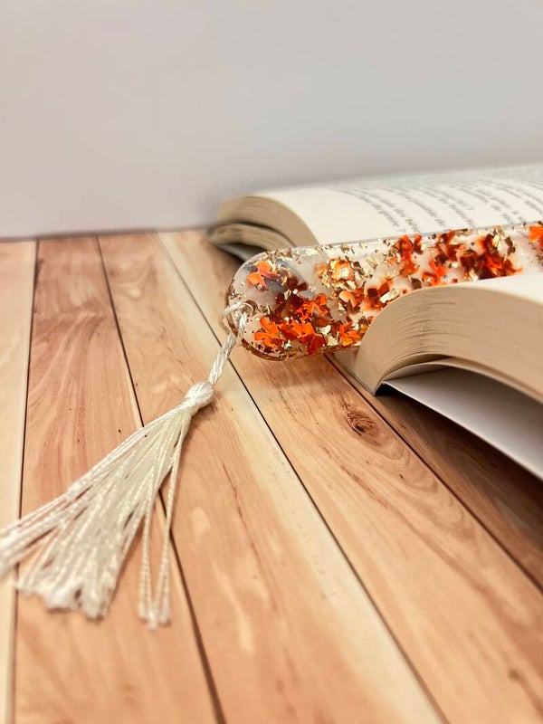 Marque-page en résine – fleurs & feuilles dorées