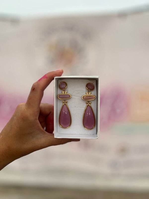 Boucles d'Oreilles Pendantes Dorées et Rose Translucide – Bijou Chic & Bohème