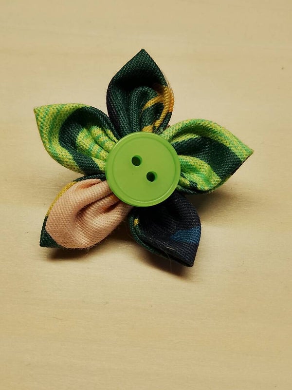 Broche fleur en tissu (petit modèle)