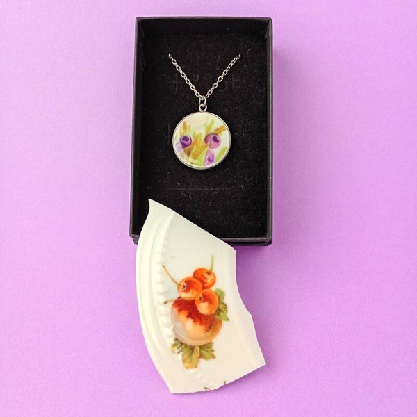 pendentif petits fruits violets