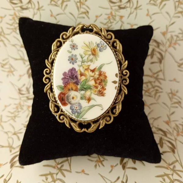 Broche camée "bouquet champêtre"