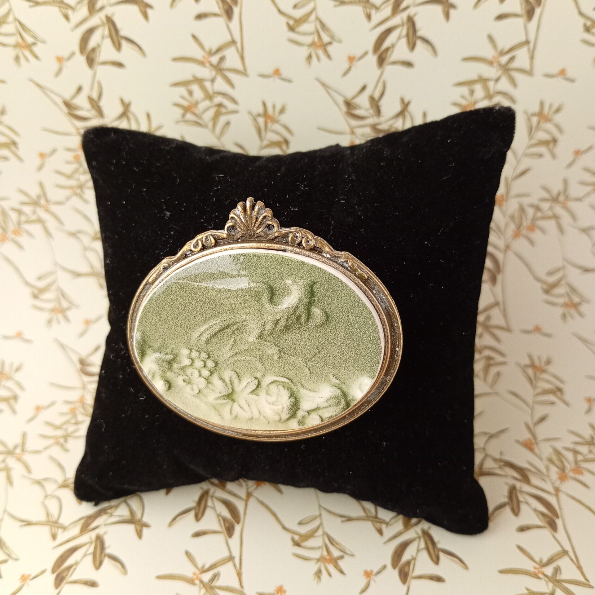 broche ovale "l'oiseau et le nectar"