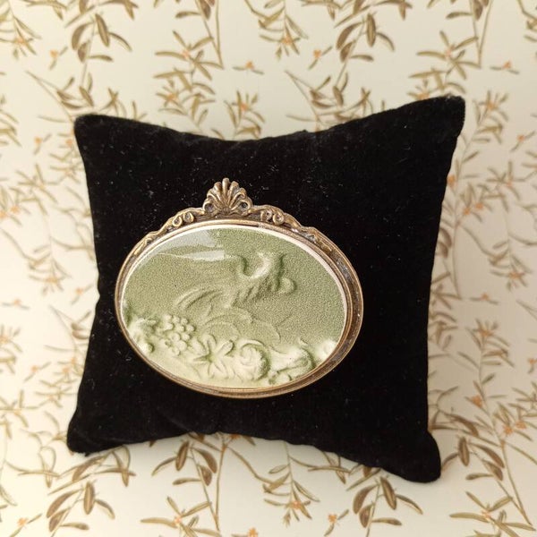 broche ovale "l'oiseau et le nectar"