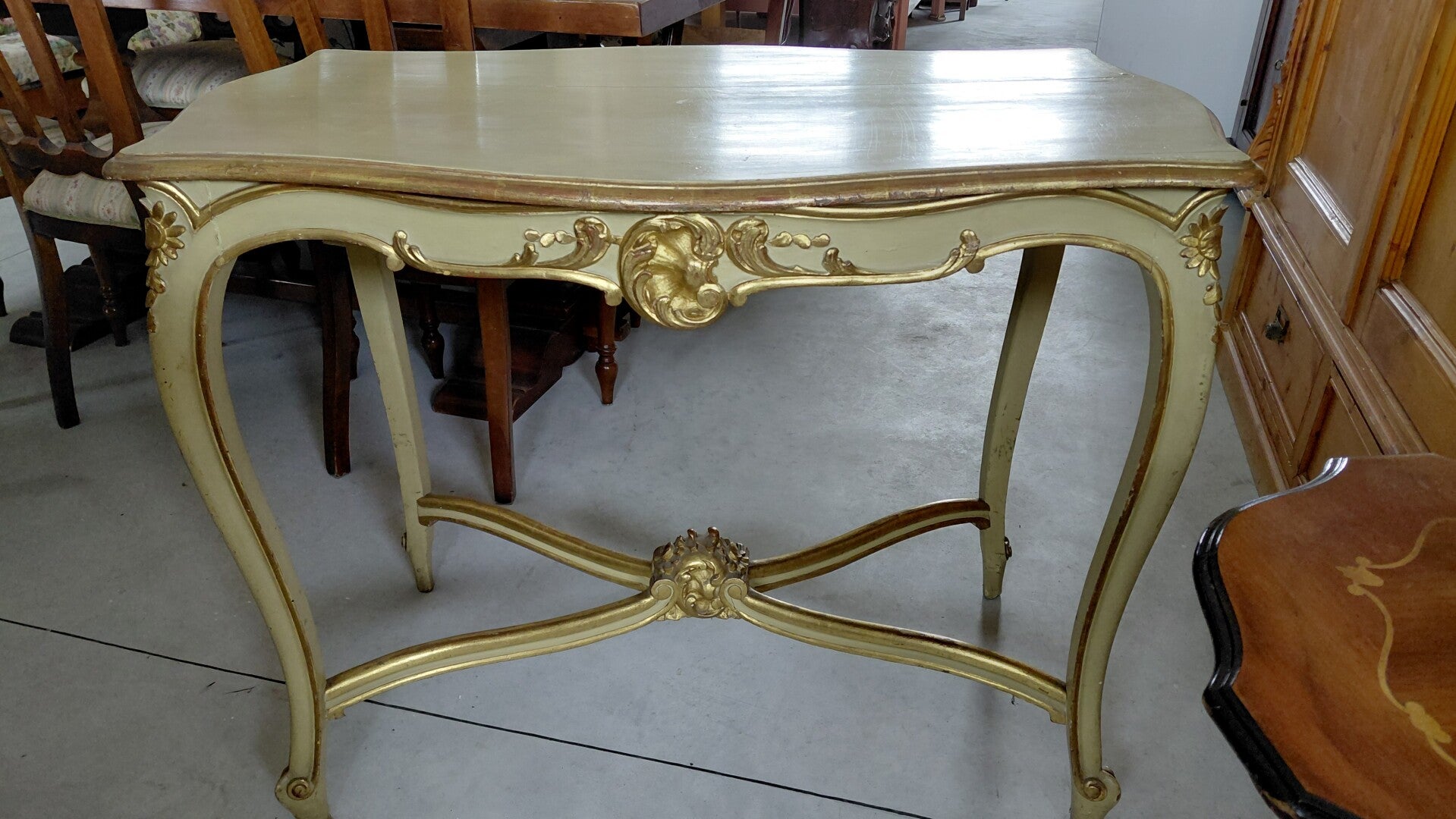 Tavolo basso in stile oro