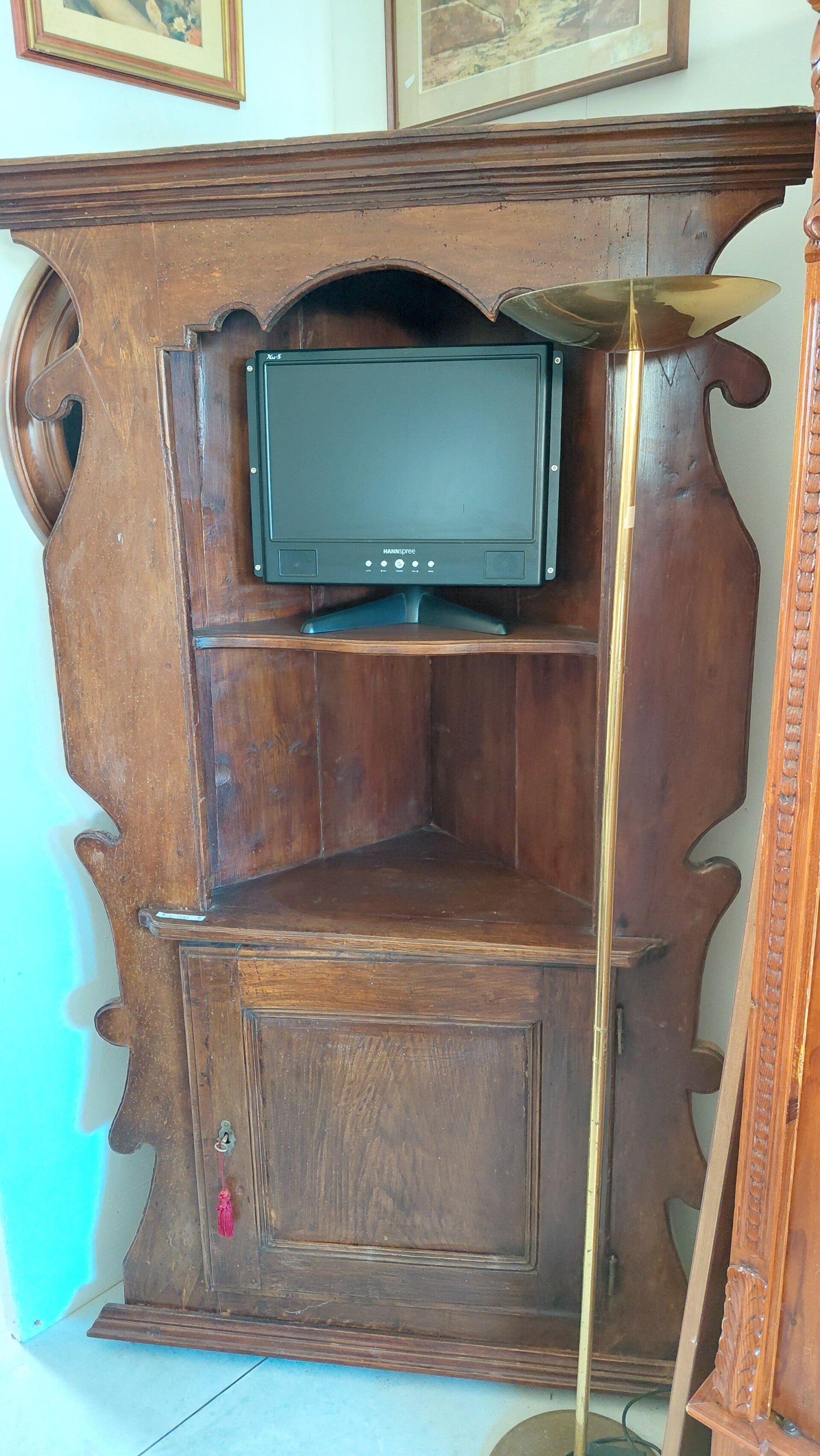 Angoliera con cornice