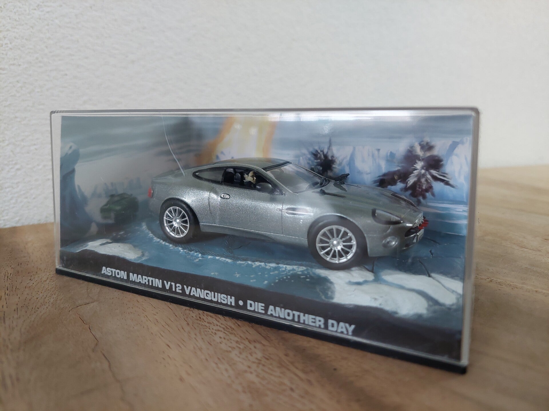 James Bond 007: Aston Martin V12 Vanquish - Die another day