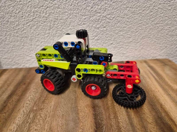 Lego Technic 42102 Claas Xerion tractor