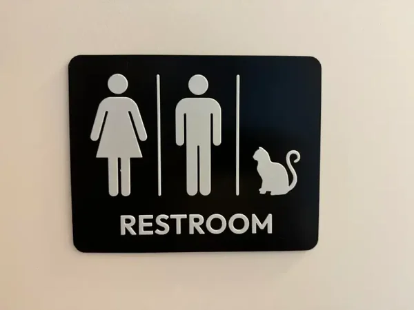 WC Schild „Restroom“ mit Katzen-Symbol – Modern & Humorvoll