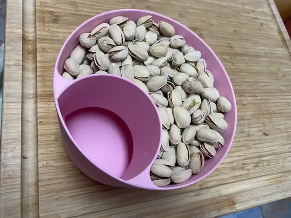Pistazienschale mit praktischem Schalenfach