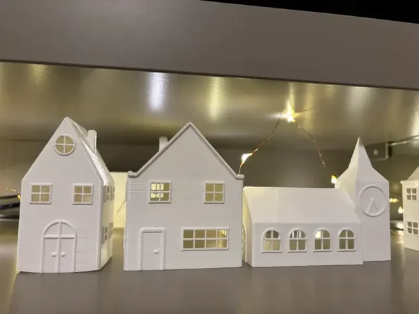 Weihnachtsdorf – 3er-Set mit zwei Häusern und Kirche, ca. 10 cm