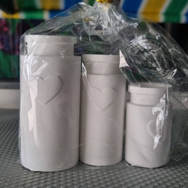 3 handgegoten vaasjes wit