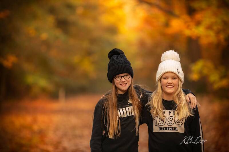 Beste vriendinnen in het bos, herfstshoot door KBDesignphotography (Karen Brouwer)