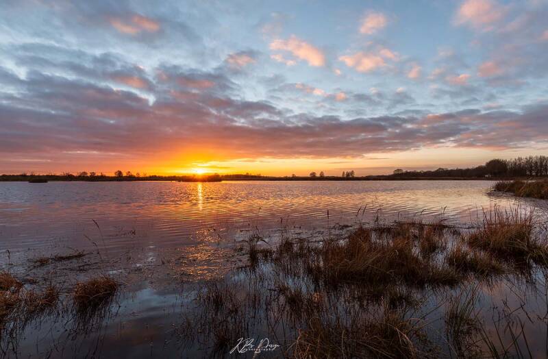 Zonsondergang met wolken op het Scharreveld (Drenthe)
