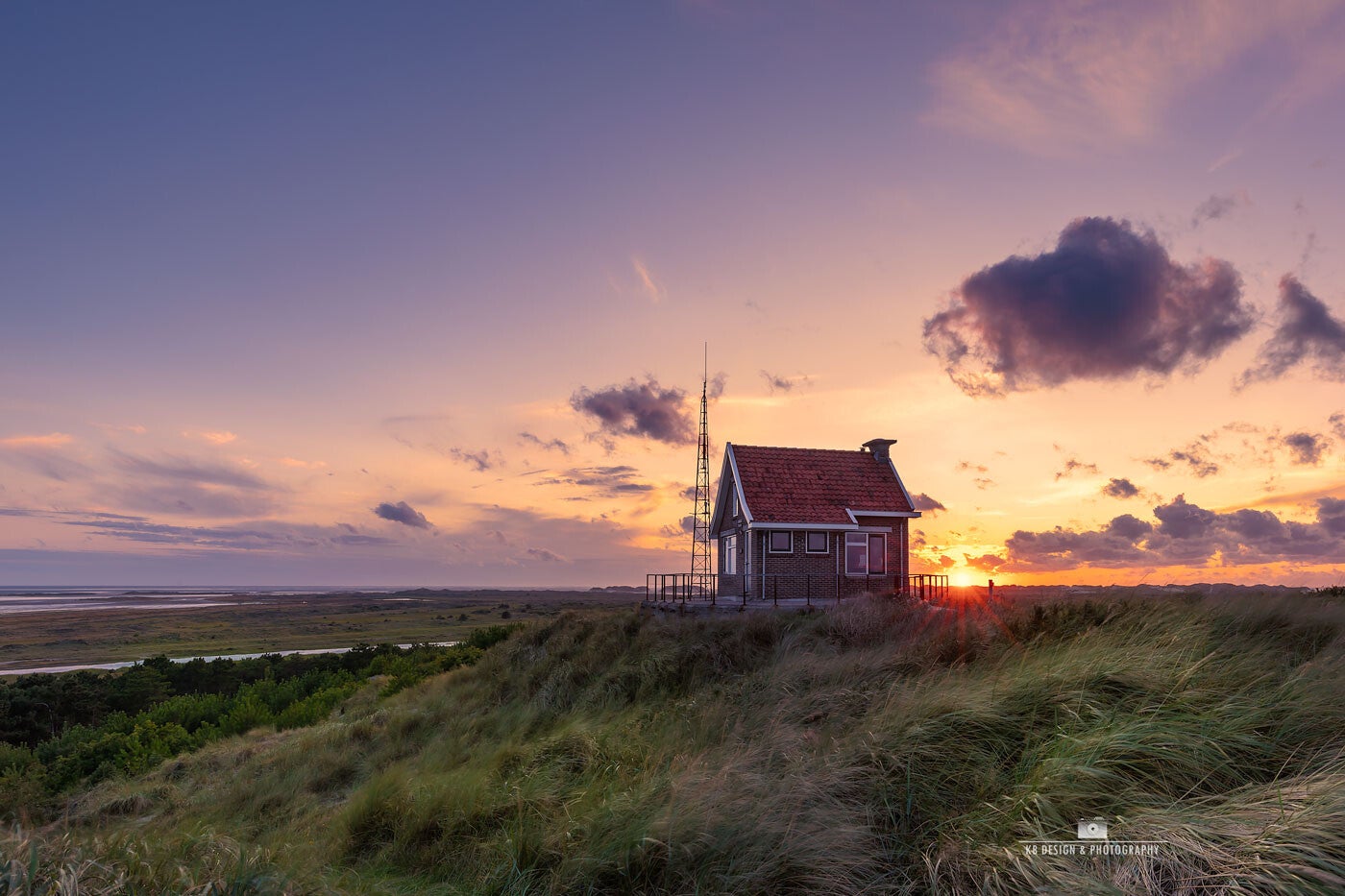 Kleurrijke zonsopgang bij de veerbootterminal op Terschelling, een uitnodigend gezicht.