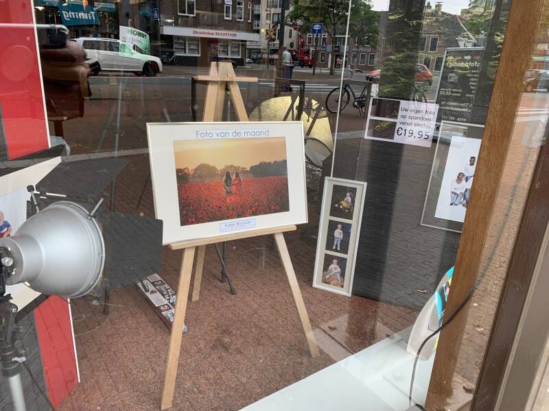 Foto van Karen Brouwer van klaprozen in de etalage als foto van de maand