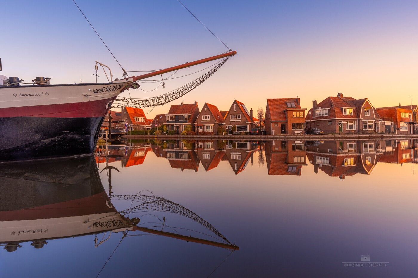 Mistige ochtend boven het water bij Zwartsluis, nabij Meppel. Deze foto staat ook fantastisch aan de muur. Als bijvoorbeeld behang, of een groot schilderij.