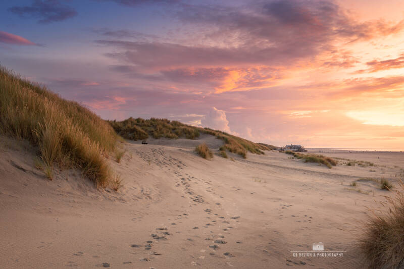 Duinen bij Nes met uitzicht op strandpaviljoen Sjoerd bij zonsondergang – Ameland