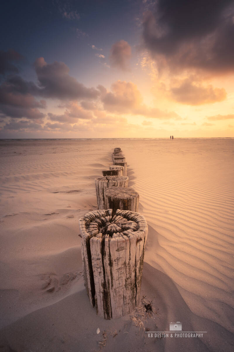 Paaltjes in het zand – Strand bij Hollum, Ameland