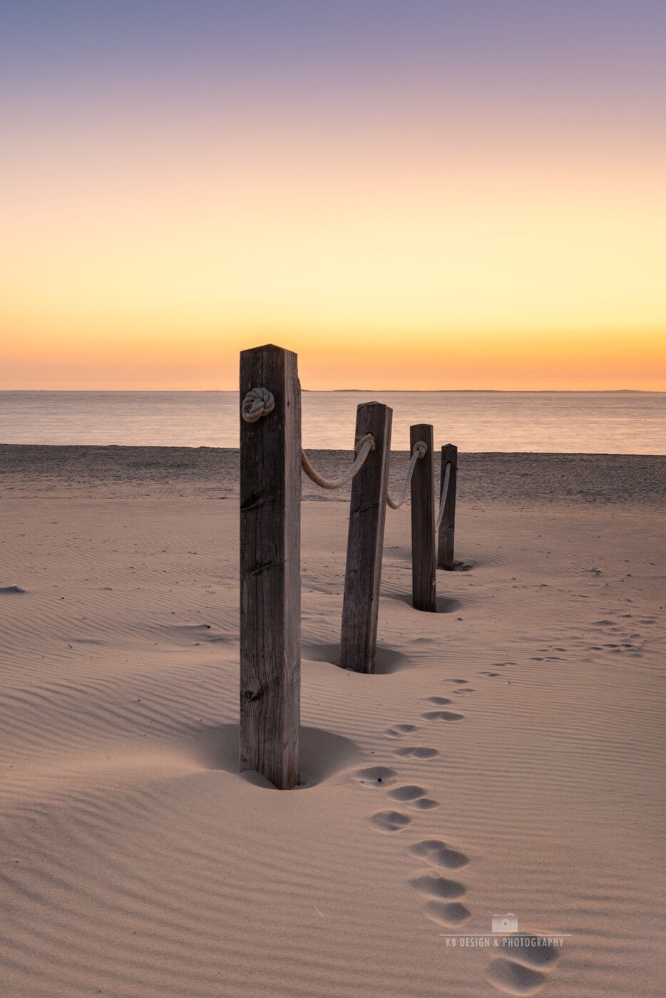 Palen op het strand bij Kaap Noord op Texel