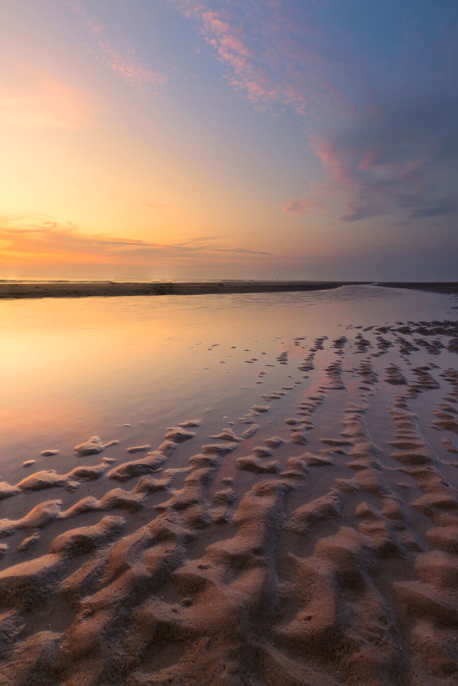 Kleurrijke zonsondergang op het strand van texel