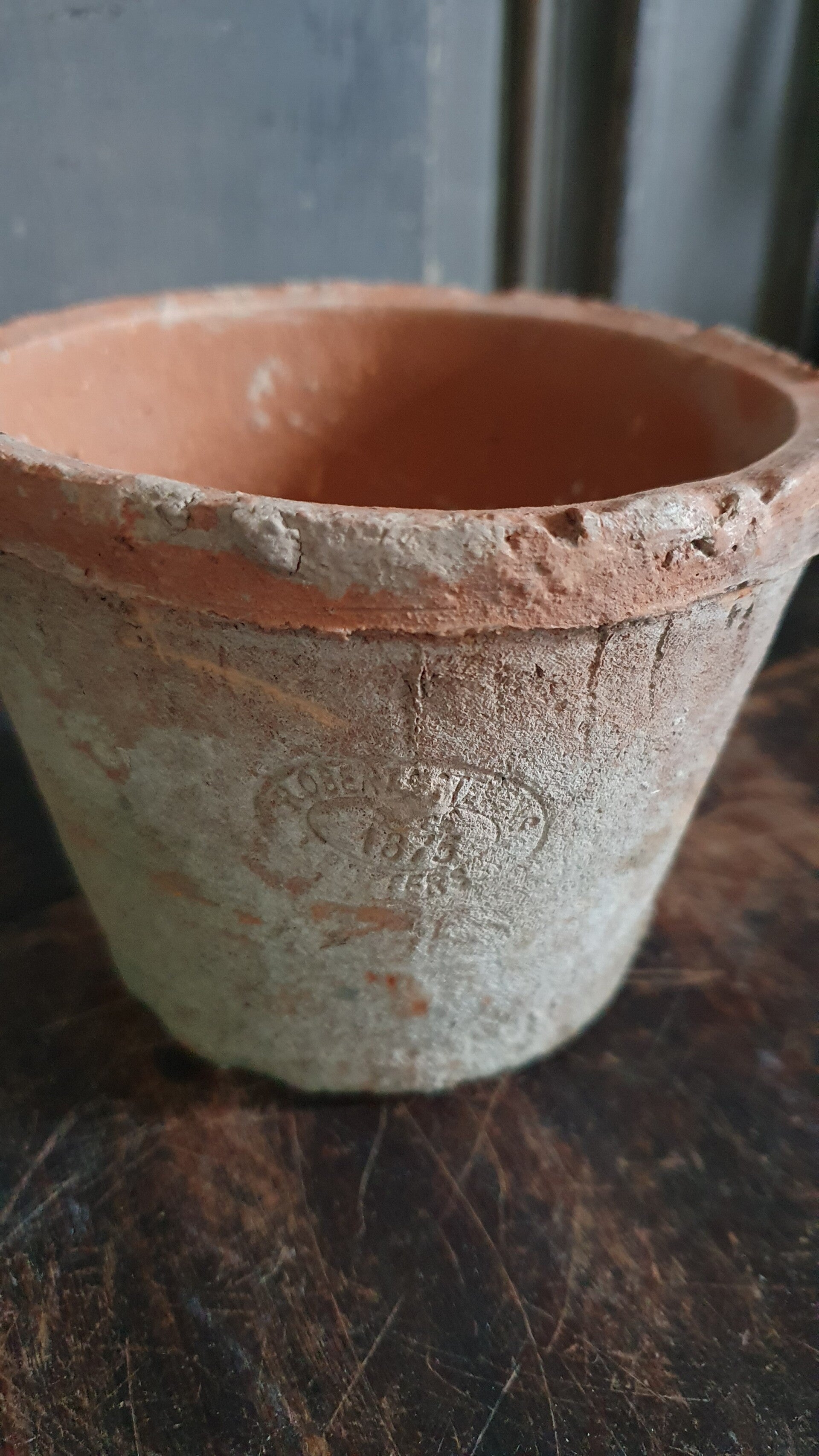 Aged terracotta pot met kaars