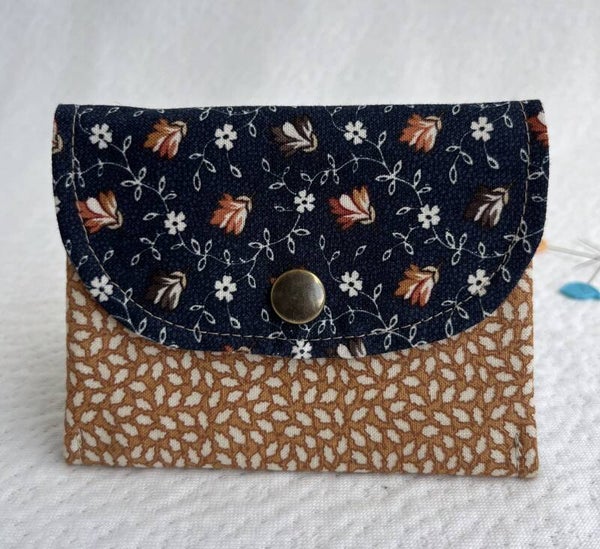 Small card/coin wallet