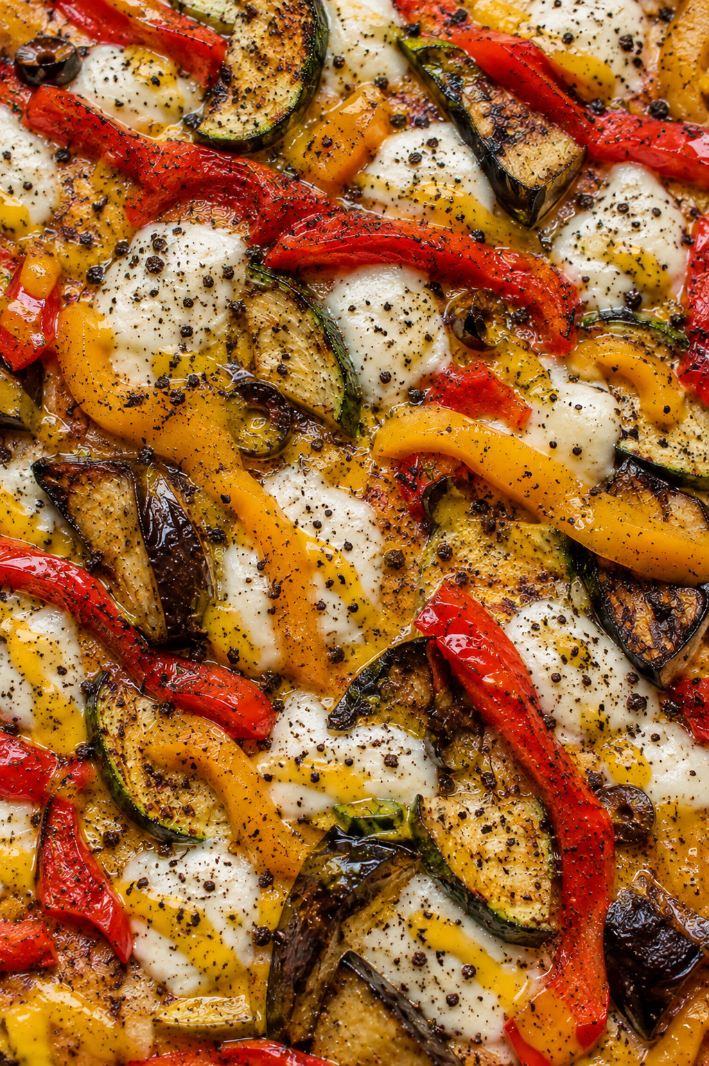 165 Mozzarella vegana, verdure, salsa di zafferano e polvere di olive nere