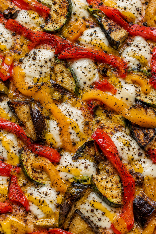 165 Mozzarella vegana, verdure, salsa di zafferano e polvere di olive nere