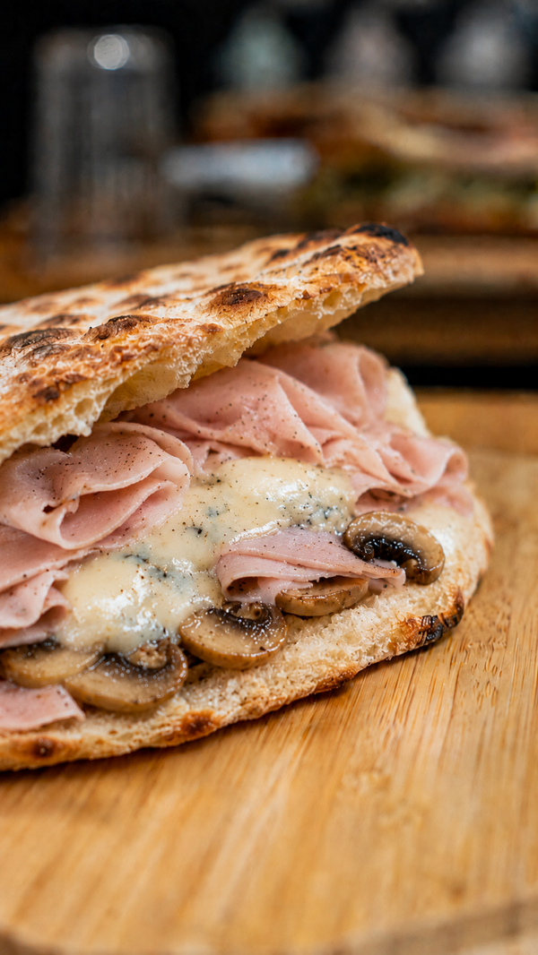 159 pizza farcita in sfoglia di patate con prosciutto, gorgonzola, funghi e pepe nero