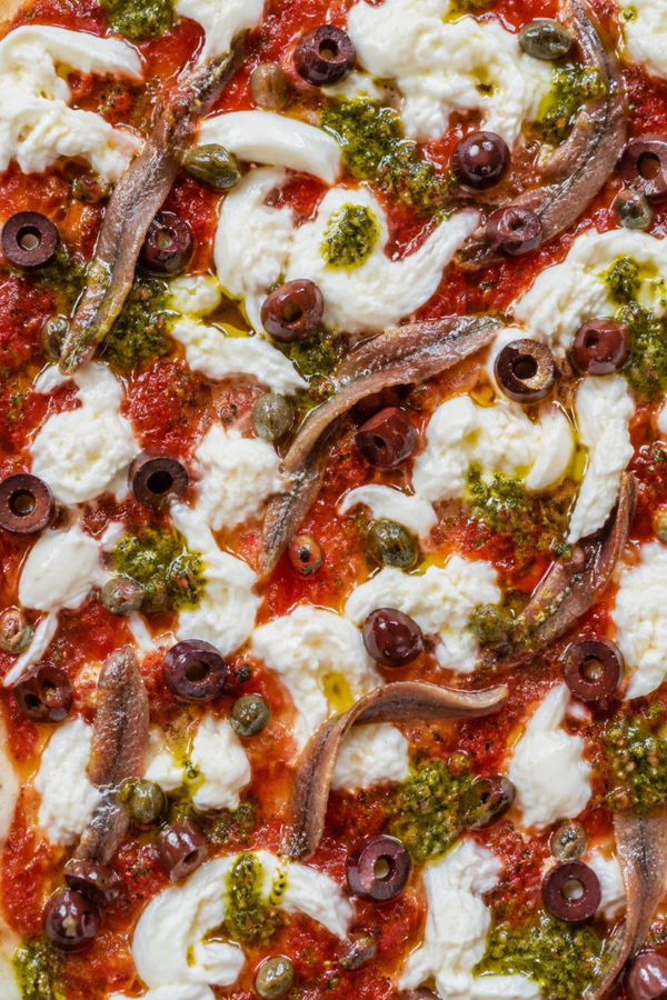 164 Salsa di pomodoro,  mozzarella di bufala, acciughe,  olive nere, capperi e pesto di basilico