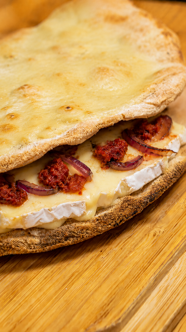 158 Pizza baciata in crosta di patate e salsa allo zafferano, con brie nduja e cipolla rossa fiordilatte, porchetta, brie e crema di peperoni