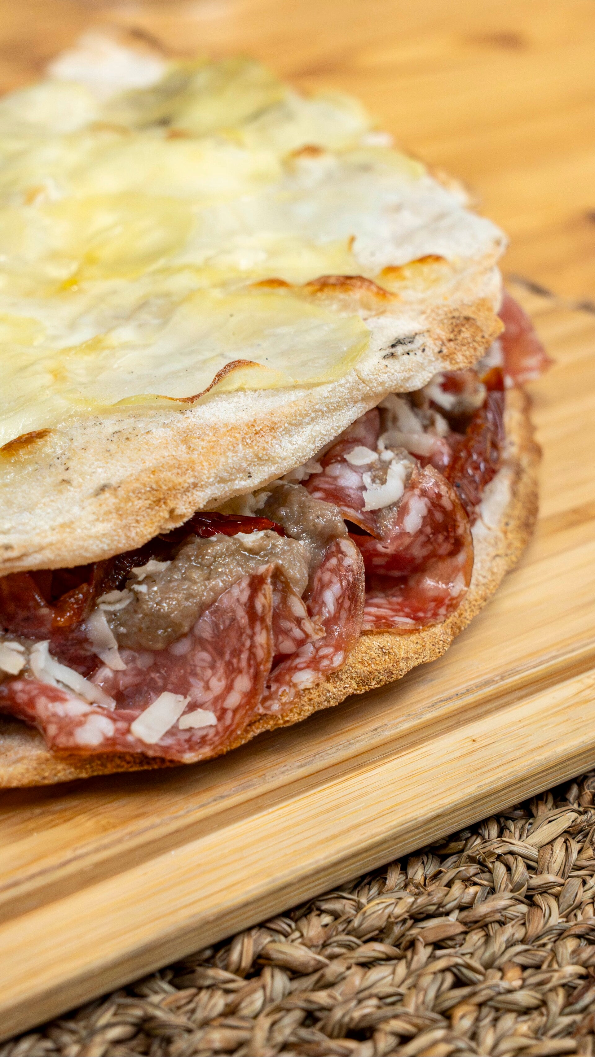 146 Pizza baciata in crosta di patate con fiordilatte, finocchiona, pesto di funghi, pecorino e pomodoro secco