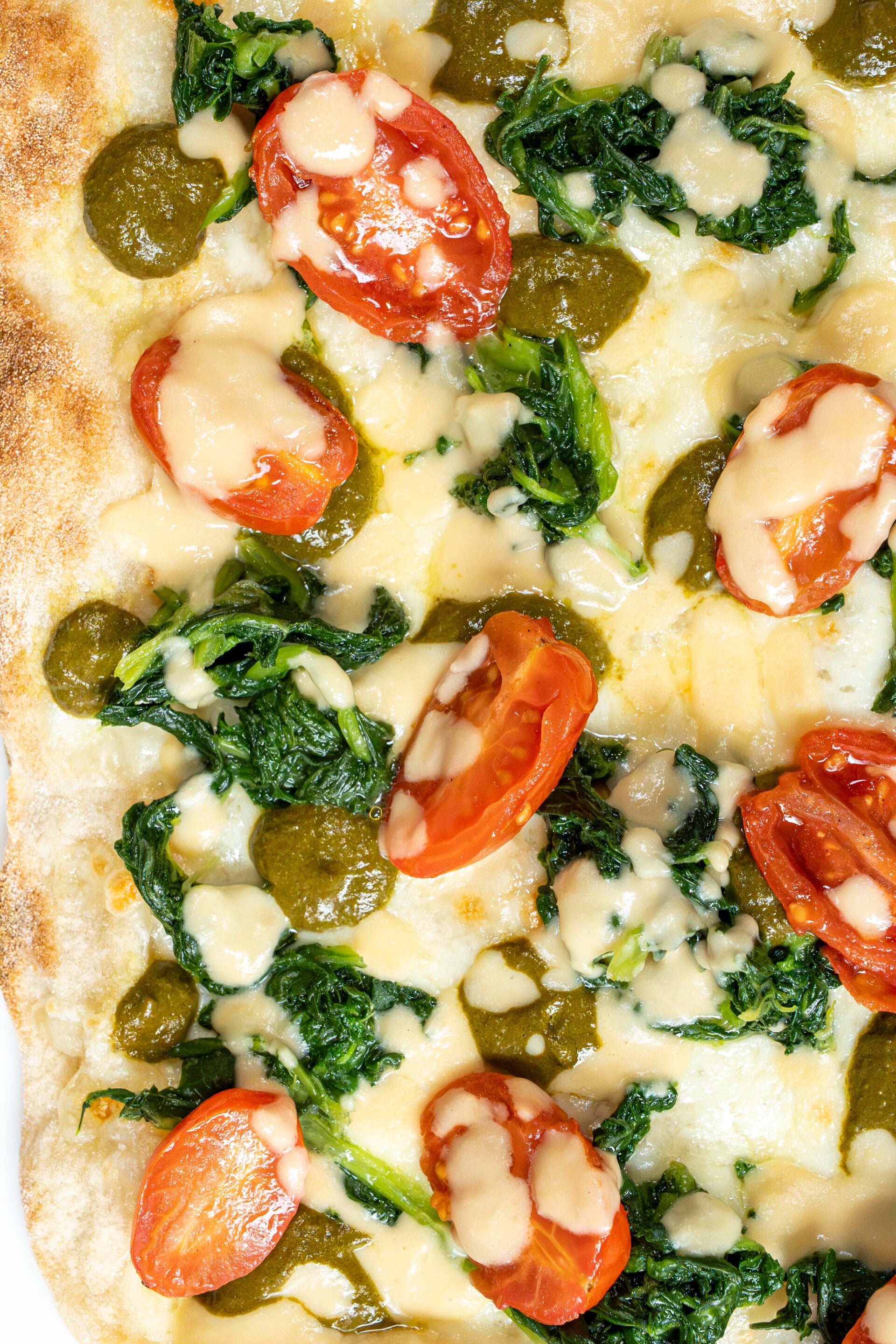 154 Mozzarella vegana, crema di cime, cime di rapa, pomodorino, crema di ceci, olio all' aglio e peperoncino