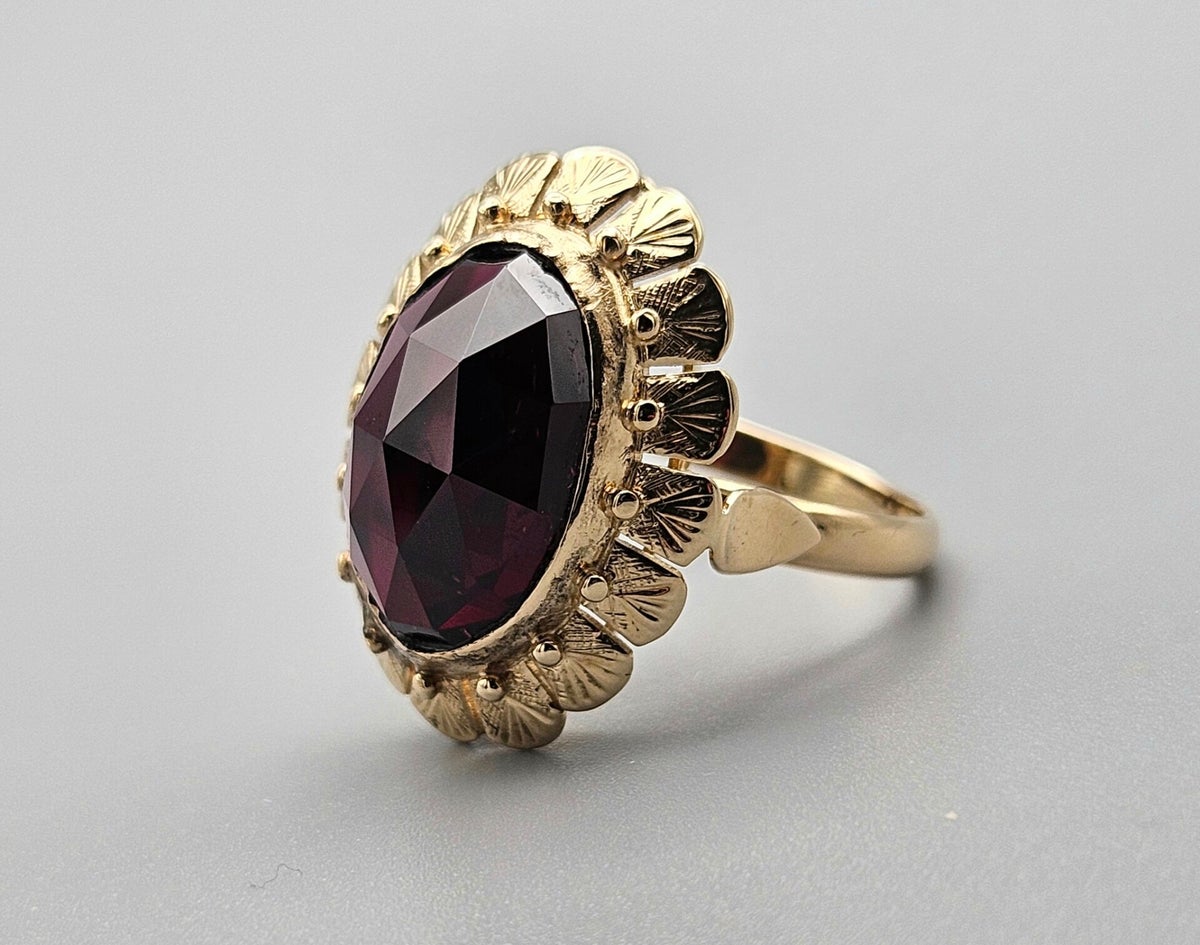 Gouden ring met Granaat. Antieke ring met Granaat.