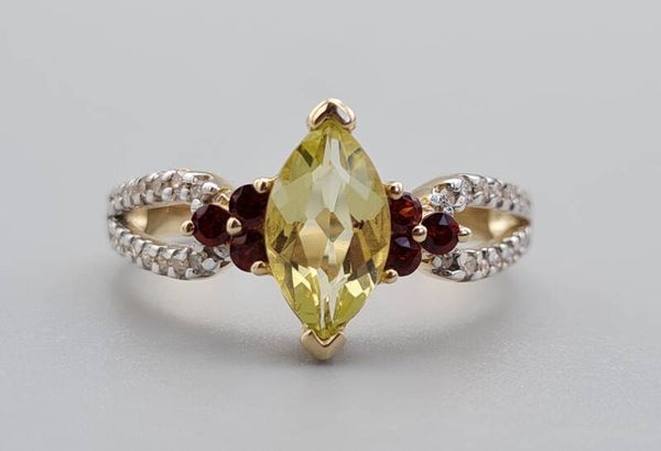 Vintage ring met peridot, granaat en diamant. Maat: 17.2. 2022/346.