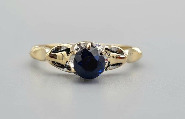 Gouden vintage ring met Siberische blauwe kwarts. Maat: 16.5. 2021/118.