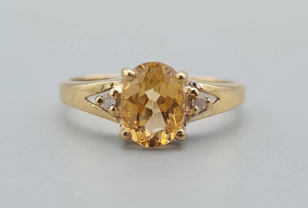 Vintage ring met gele saffier en diamant. Maat: 18.1.  2022/365.