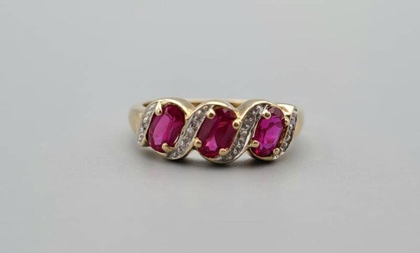 Vintage ring met robijn en diamant. Maat: 16.5. 2022/371.