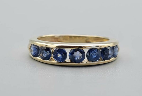 Vintage ring met saffier. Maat: 15.2.  2022/395.