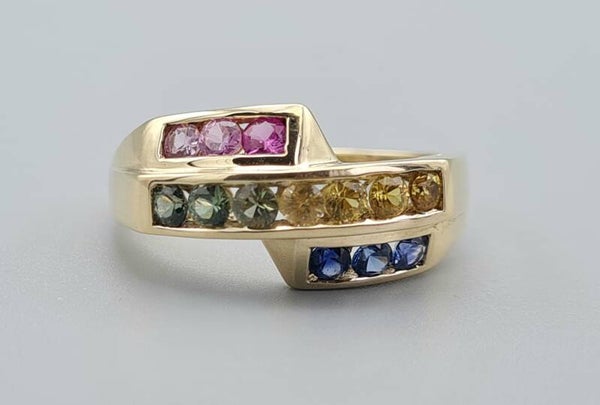 Vintage ring met edelsteen saffier. 2022/437.