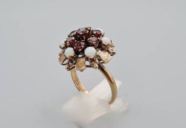 Vintage ring met edelsteen granaat en opaal. 2022/452.