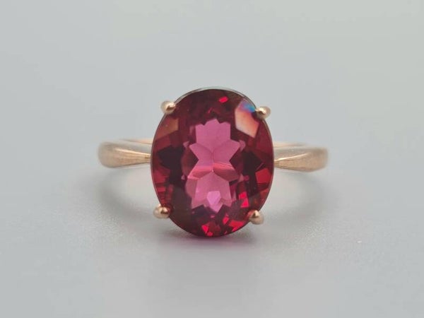 Vintage ring met rode safier. Maat: 17. 2022/486