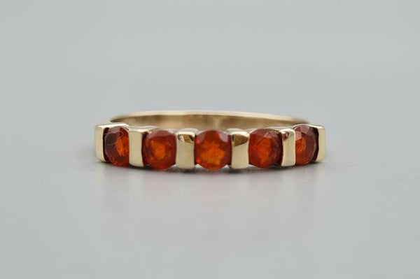 Vintage ring met vuur opaal. Maat: 19.2. 2022/493.