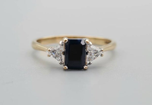 Vintage ring met saffier en zirkonia. Maat: 20.25. 2022/507.